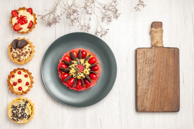 Deser na drewnianym stole