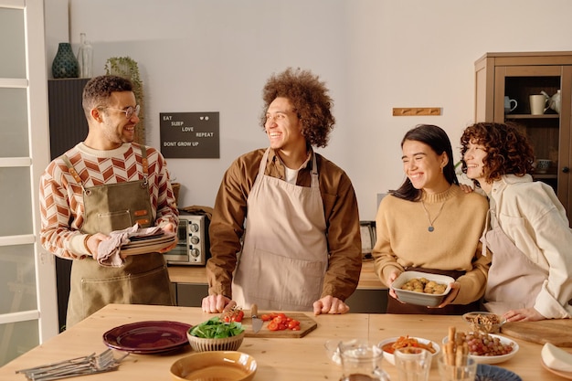 Uśmiechnięte osoby jedzące